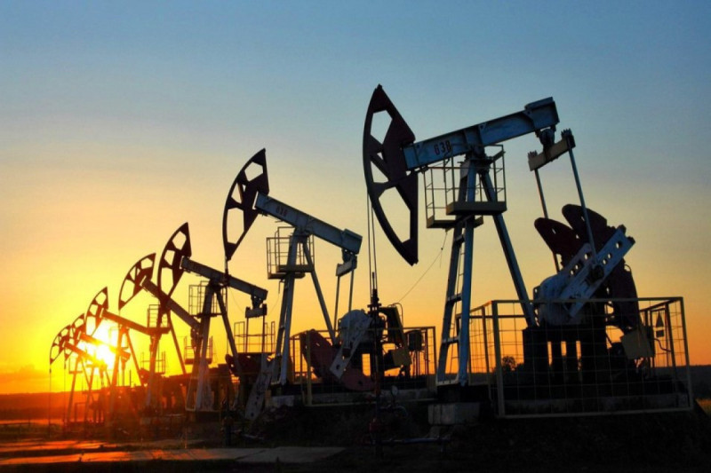 Цена на азербайджанскую нефть упала ниже 100 долларов