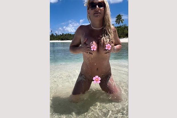 Бритни Спирс снялась обнаженной на пляже и показала фото фанатам