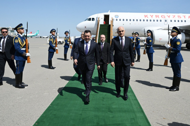 Президент Кыргызстана прибыл с государственным визитом в Азербайджан