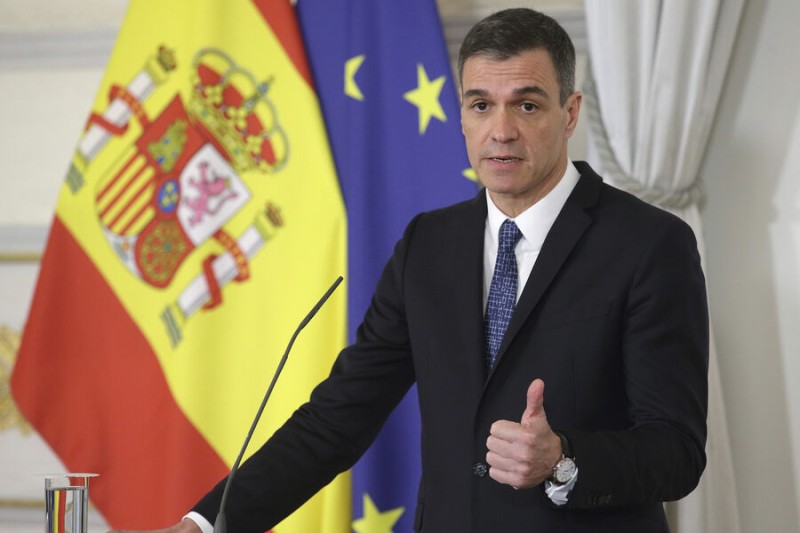 Премьер Испании заявил, что не покинет свой пост после политического скандала