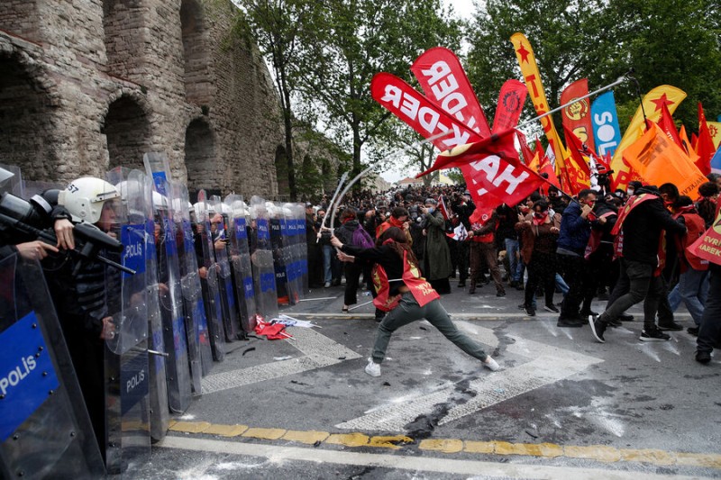Полиция Стамбула применила слезоточивый газ против участников первомайских демонстраций