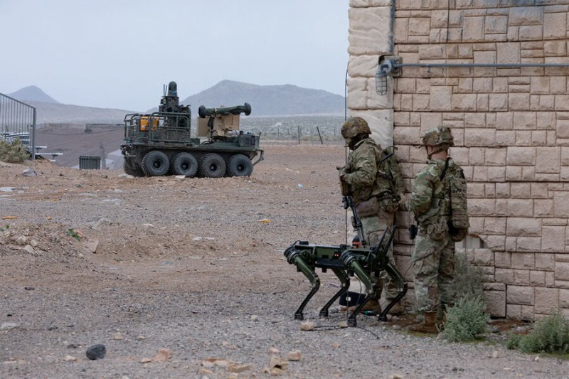 Американская армия провела учения, на которых солдаты сражались с роботами