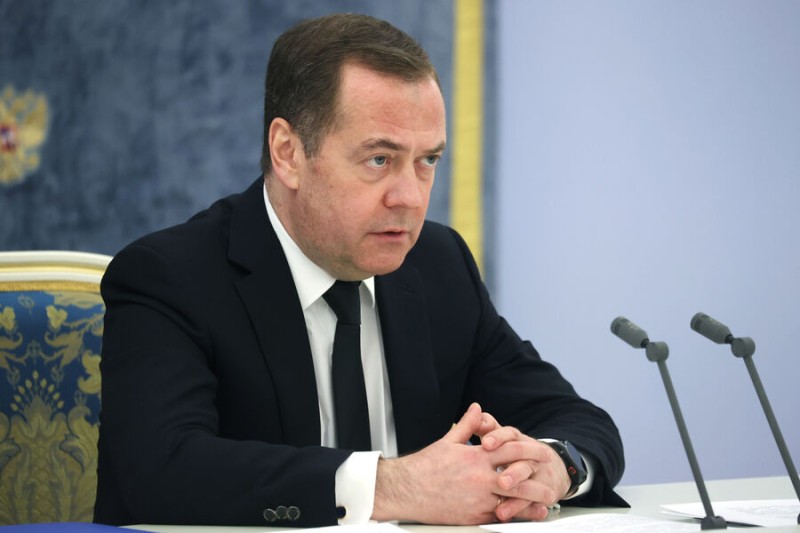 Медведев рассказал об учениях России с тактическим ядерным оружием
