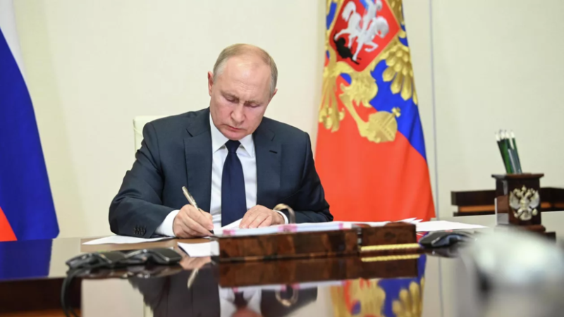 Путин подписал указ о сложении правительством полномочий