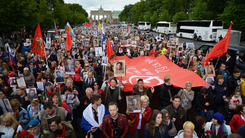 Несколько сотен человек приняли участие в акции «Бессмертный полк» в Берлине