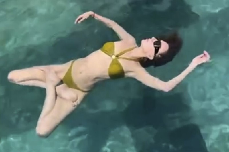 Светлана Бондарчук в крошечном бикини занялась йогой в бассейне