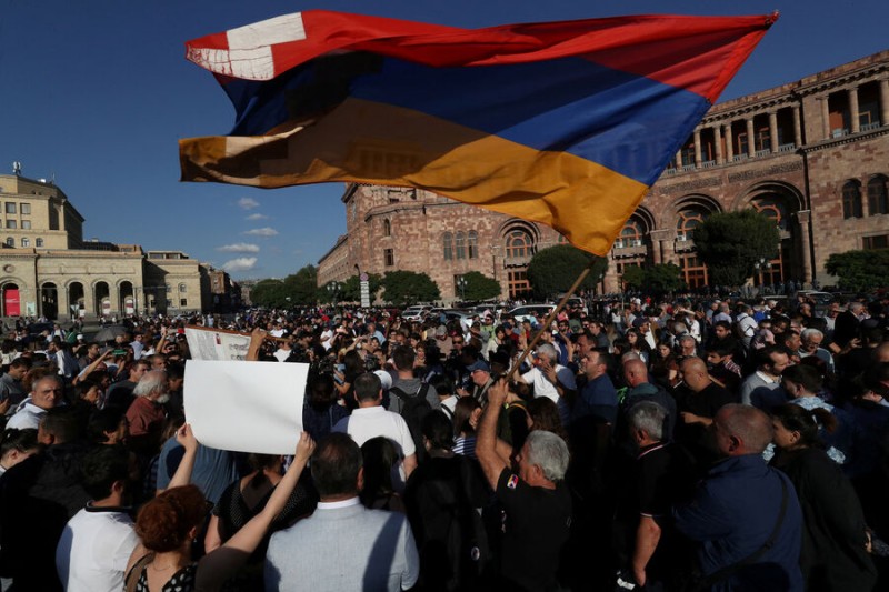 На улицах Еревана стали появляться первые баррикады