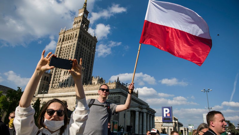 В России вице-губернатор предложил «исправить» с помощью изоленты флаг Польши